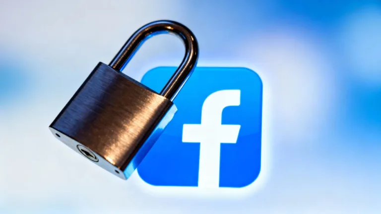 Cadeado protegendo o logo do Facebook.