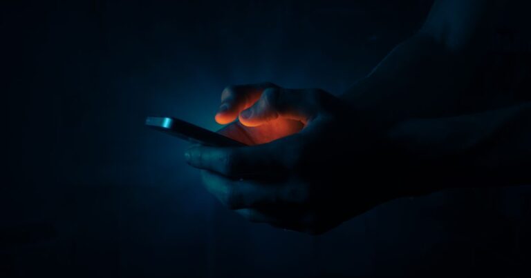 Pessoa segurando o celular para recuperar a conta de e-mail