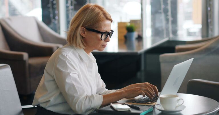 Mulher acessando o e-mail com seguranca no notebook
