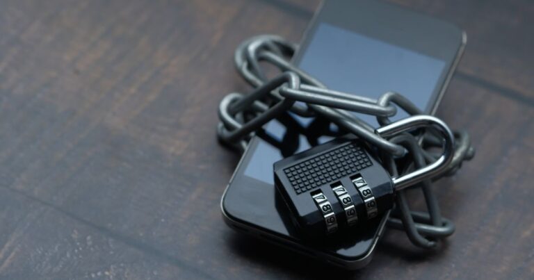 Celular protegido por corrente e cadeado