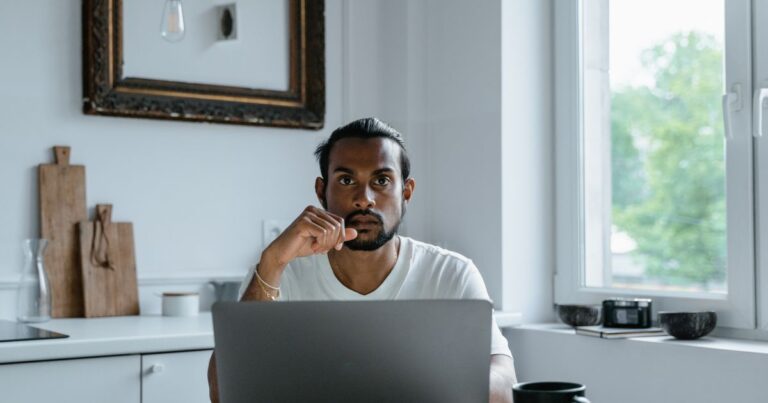 Pessoa decidindo qual e-mail criar no computador