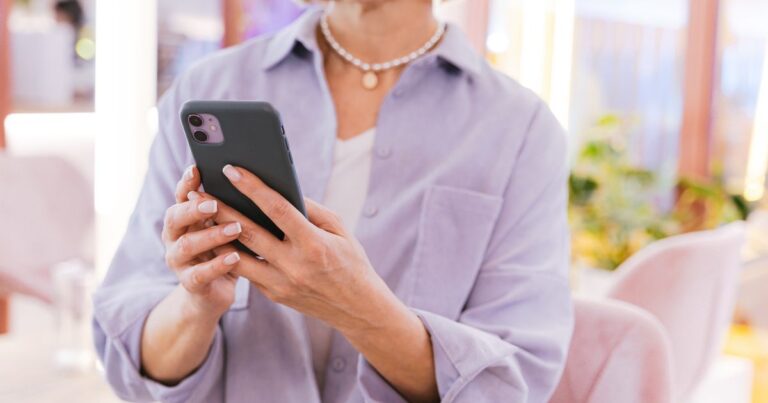 Pessoa escolhendo um aplicativo no celular