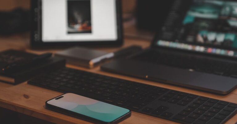 Celular, tablet e notebook usados para organizar fotos