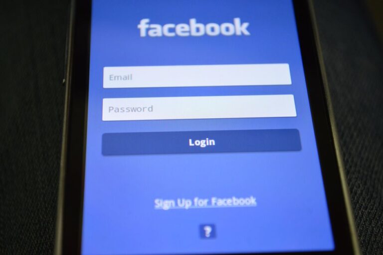 Tela de login pedindo senha em um smartphone
