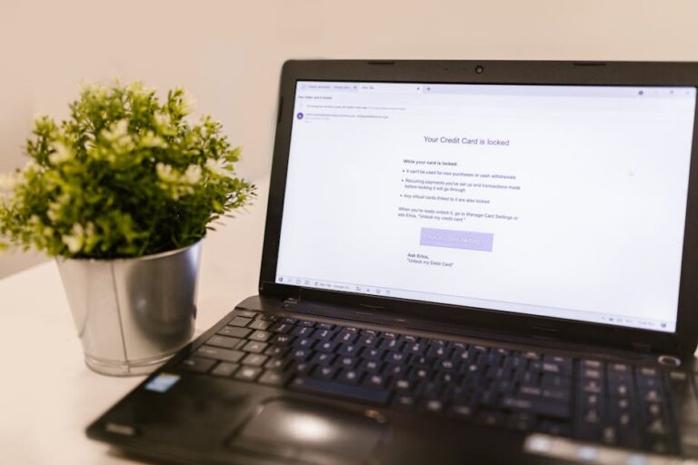 Notebook aberto em uma caixa de e-mail