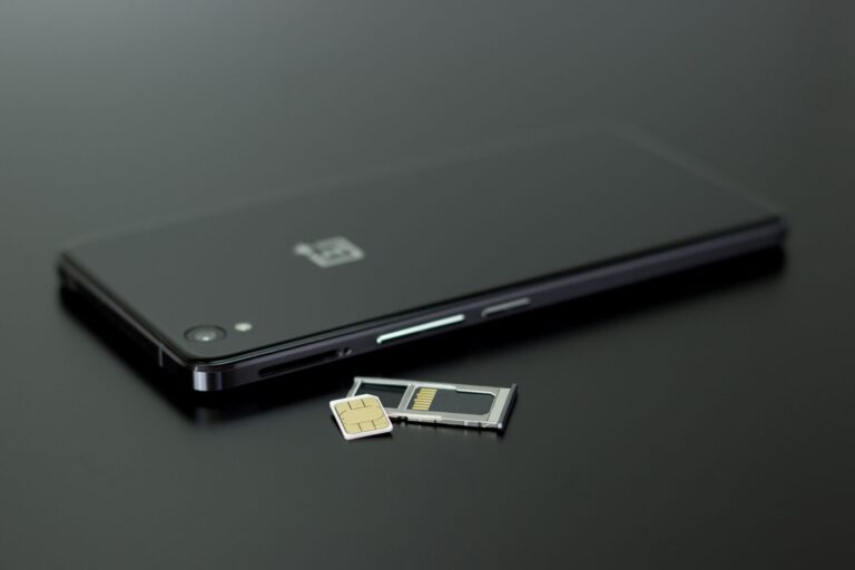 Smartphone com cartão SIM em cima da mesa