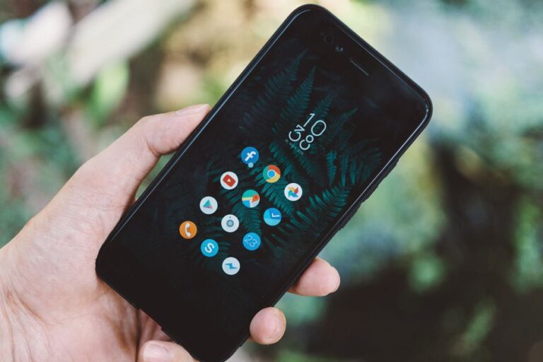 Aplicativo de rede social aberto na tela de um smartphone