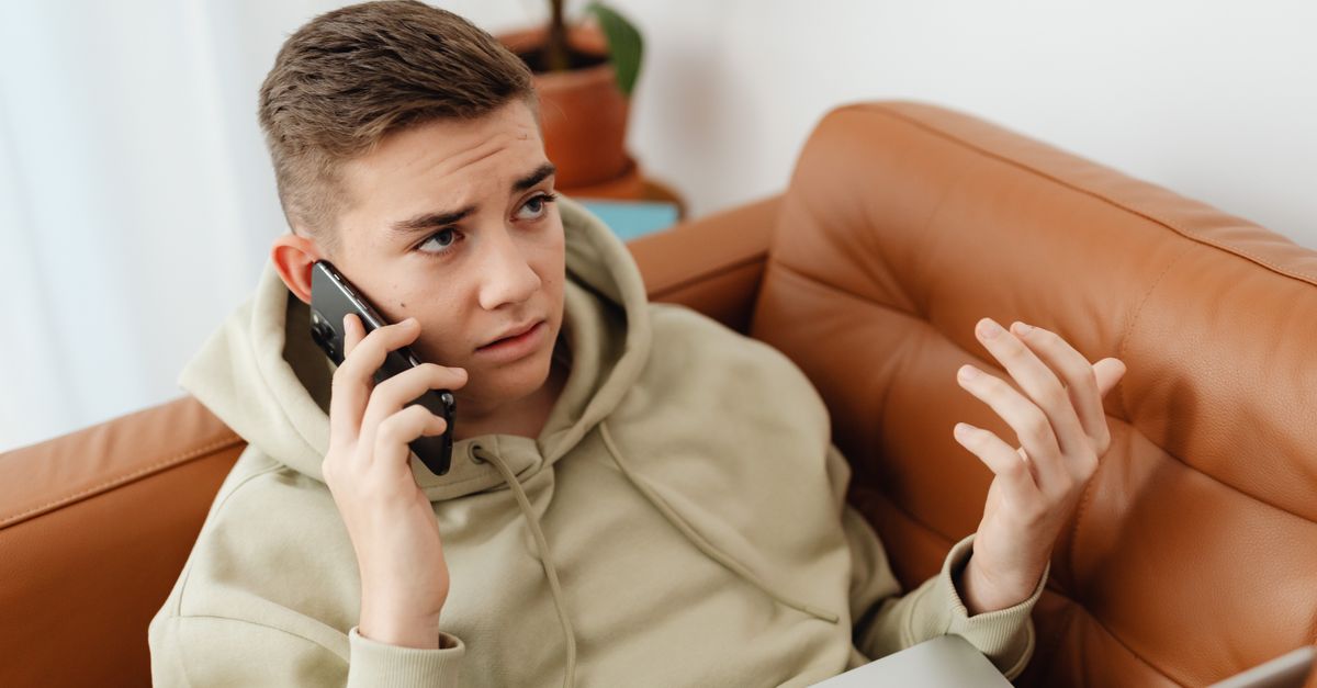 Pessoa recuperando o acesso à conta do Gmail pelo celular em casa