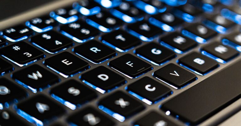 Teclado de notebook iluminado representando protecao do aparelho