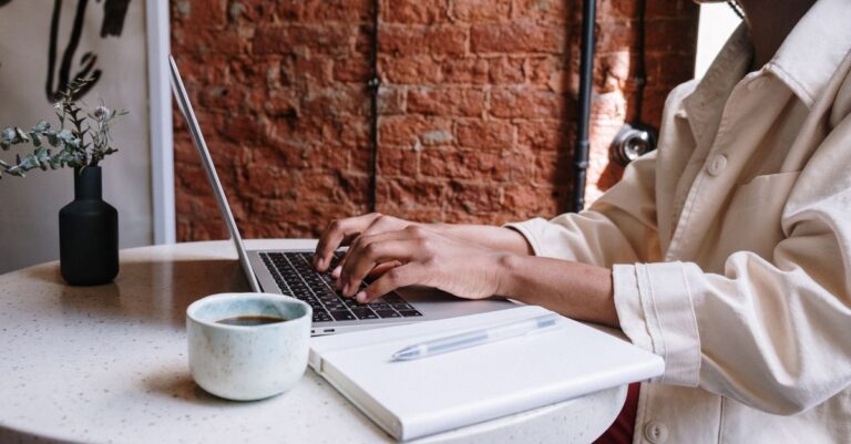 Pessoa usando um notebook para configurar a protecao da conta