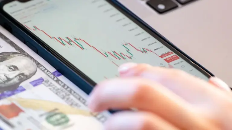 Pessoa consultando finanças no celular — análise de crédito