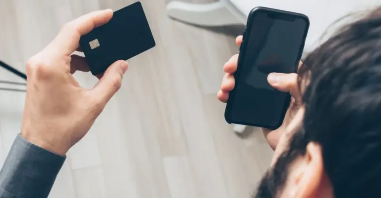Homem com cartão de crédito e celular