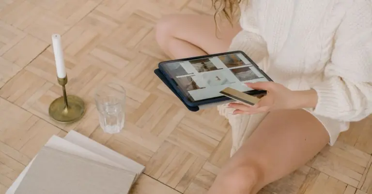 Pessoa comprando pela internet com cartão