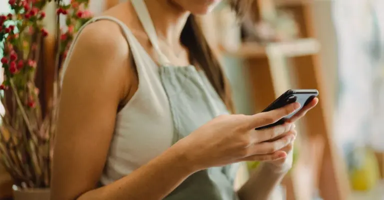 Trabalhadora autônoma usando o celular