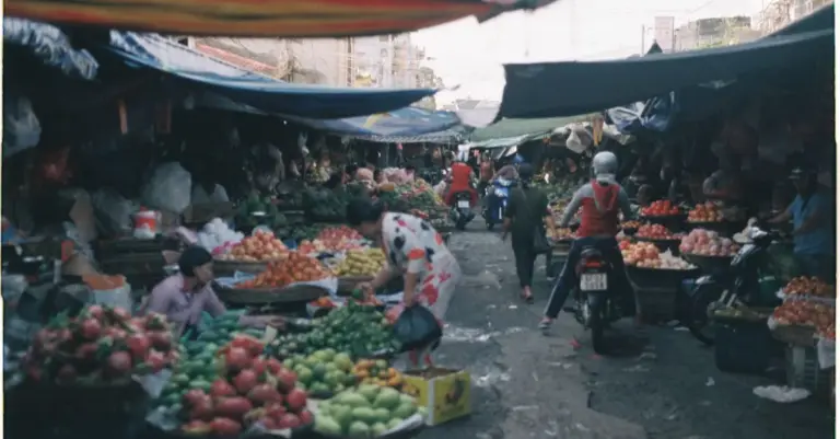 Barracas de feira com frutas e verduras de vendedores ambulantes