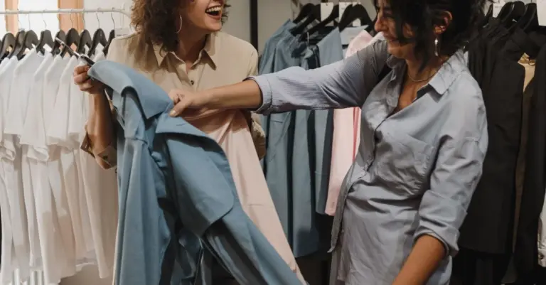 Duas mulheres escolhendo roupas na loja