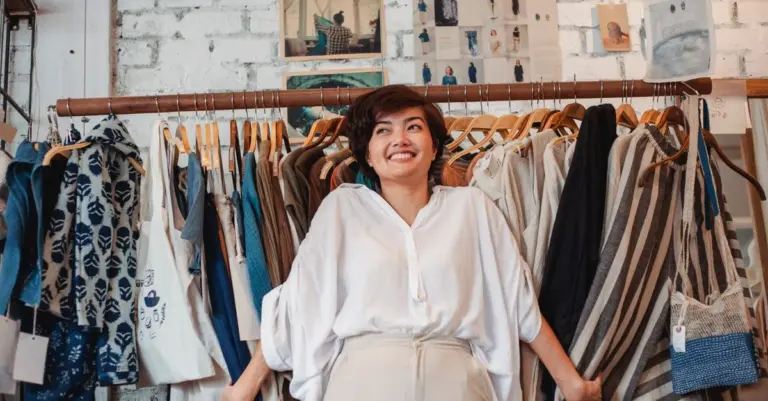 Mulher feliz em uma loja de roupas