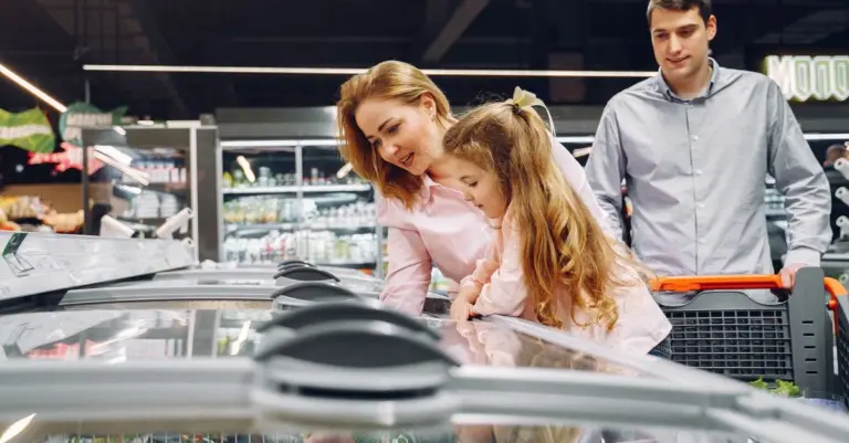 Família fazendo compras no supermercado