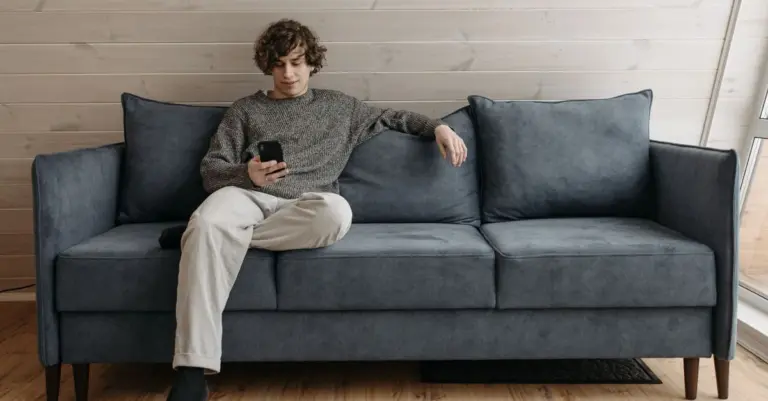 Homem no sofá usando o aplicativo no celular