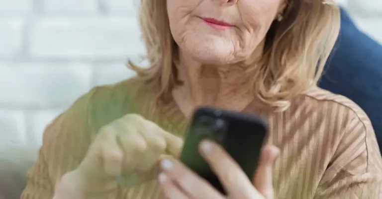 Mulher idosa consultando o celular