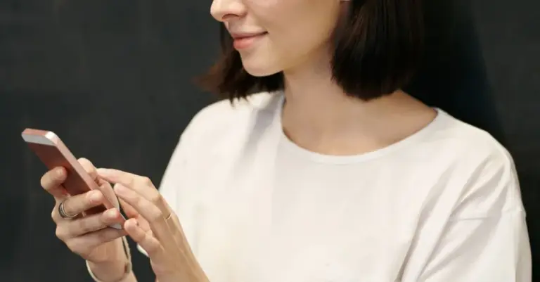 Mulher movimentando a conta pelo aplicativo do banco no celular