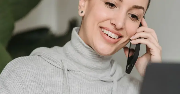 Mulher sorrindo em ligação renegociando dívida