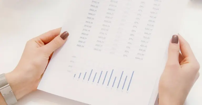 Pessoa analisando extrato bancário com valores e gráfico de movimentação