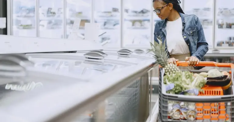 Mulher fazendo a compra do mês no supermercado