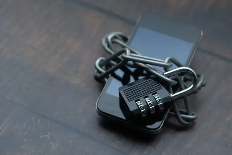 Celular protegido com cadeado e corrente