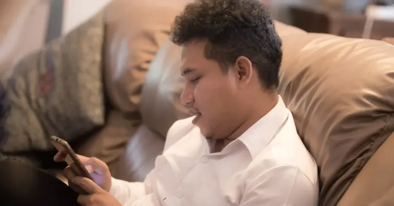 Homem no sofá usando o celular