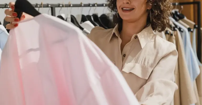 Mulher escolhendo uma peça de roupa na loja