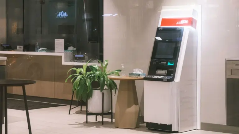 Cliente a ser atendido num banco tradicional