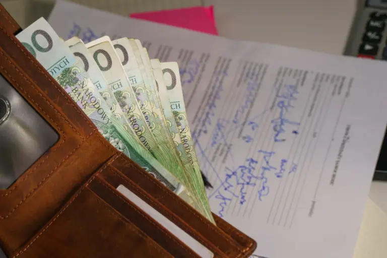 Documento de ordenado sobre a mesa