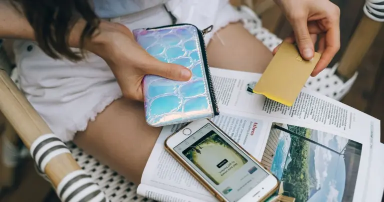 Mulher a usar cartão de crédito sem anuidade para compras online