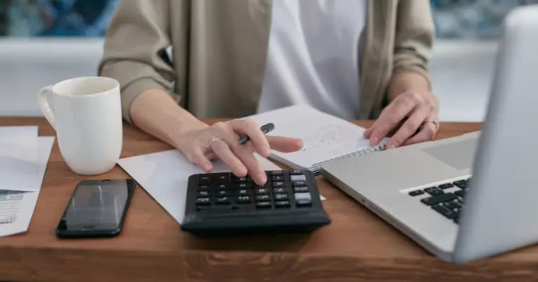 Trabalhador independente a analisar documentos financeiros