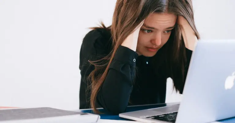 Pessoa desempregada a pesquisar oportunidades no computador