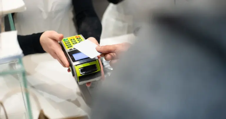 Cliente a pagar com cartao num terminal de pagamento