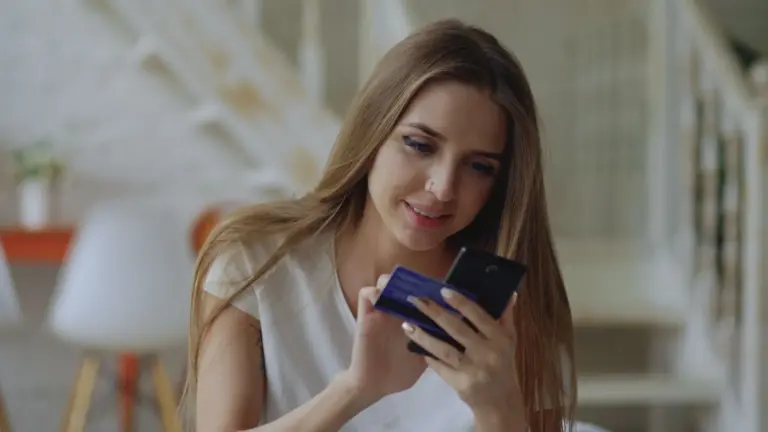 Pessoa a gerir conta digital pelo telemóvel