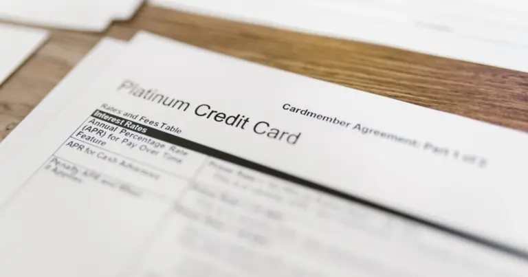 Documento com tabela de juros e taxas de um cartao de credito
